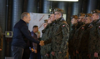 Łask: Premier Donald Tusk do pilotów: "Jesteście bohaterami". Wizyta szefa rządu w 32 Bazie Lotnictwa Taktycznego