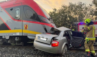 Poważny wypadek na przejeździe kolejowym pod Kutnem. 28-latek wjechał wprost pod pociąg [Foto]