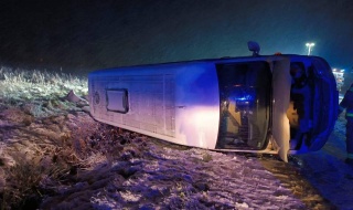 Gmina Szadek: Autobus wjechał do rowu. Cztery pasażerki trafiły do szpitala [Foto]