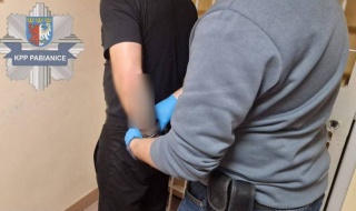 Atak maczetą w centrum Pabianic! 36-latek ranny po ulicznej sprzeczce