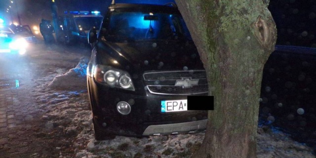 16-latek pijany jak bela uciekał przed policją! Auto z pięcioma nastolatkami roztrzaskało się na drzewie