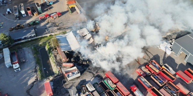 Groźny pożar w zakładzie przetwarzania odpadów. Ogień objął hale z gumą i plastikiem