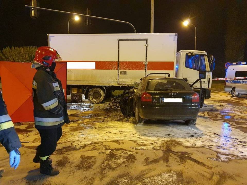 Dramat w Łodzi, pędzące auto wbiło się w ciężarówkę. Zobacz film z chwili zdarzenia