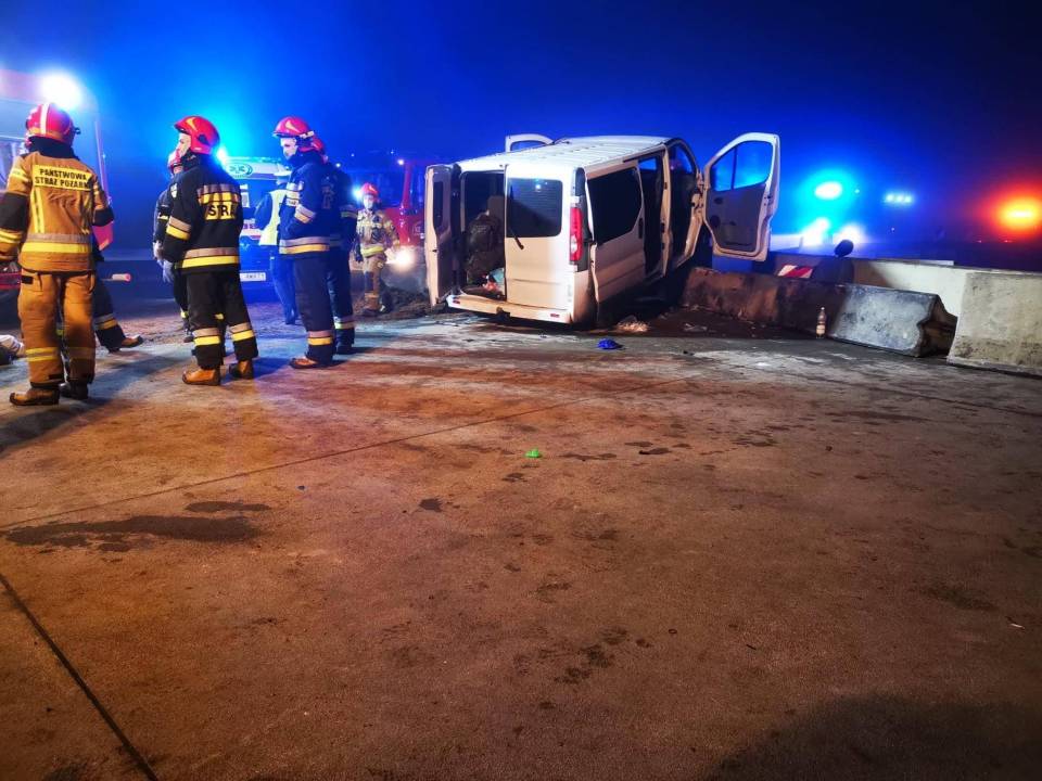 Groźny wypadek busa w Kamieńsku. Kilka osób rannych, na miejscu wszystkie służby ratunkowe