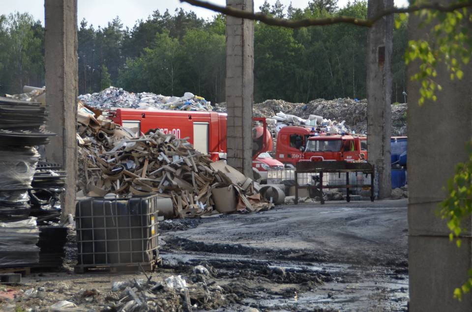 Pożar w Woli Łaskiej: Inspektorzy WIOŚ kontrolują firmę. Głos w sprawie zabiera też burmistrz Łasku