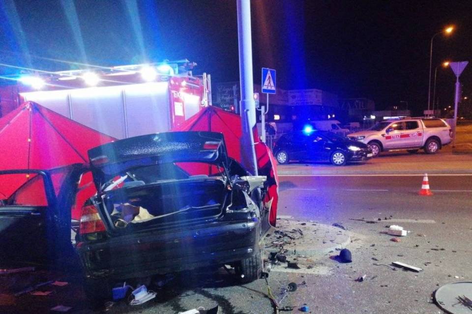 Dramat na DK91 w Rzgowie. Auto uderzyło w latarnię i rozpadło się na dwie części. Trzy osoby nie żyją