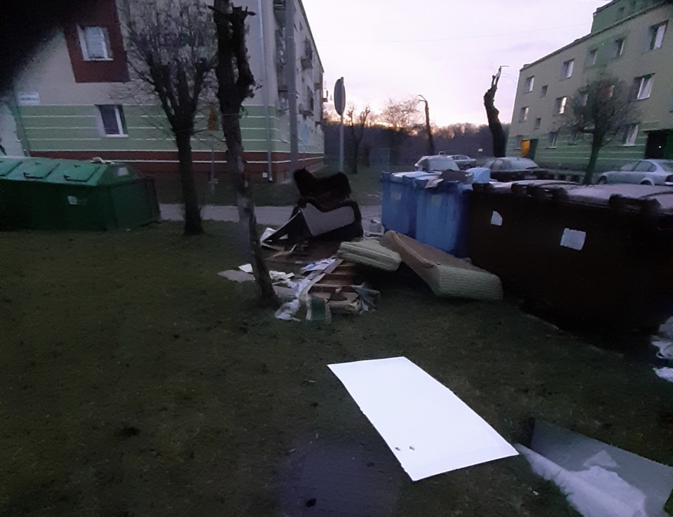 "Dzikie" wysypisko śmieci w centrum Krośniewic? "To zagrożenie dla mieszkańców"