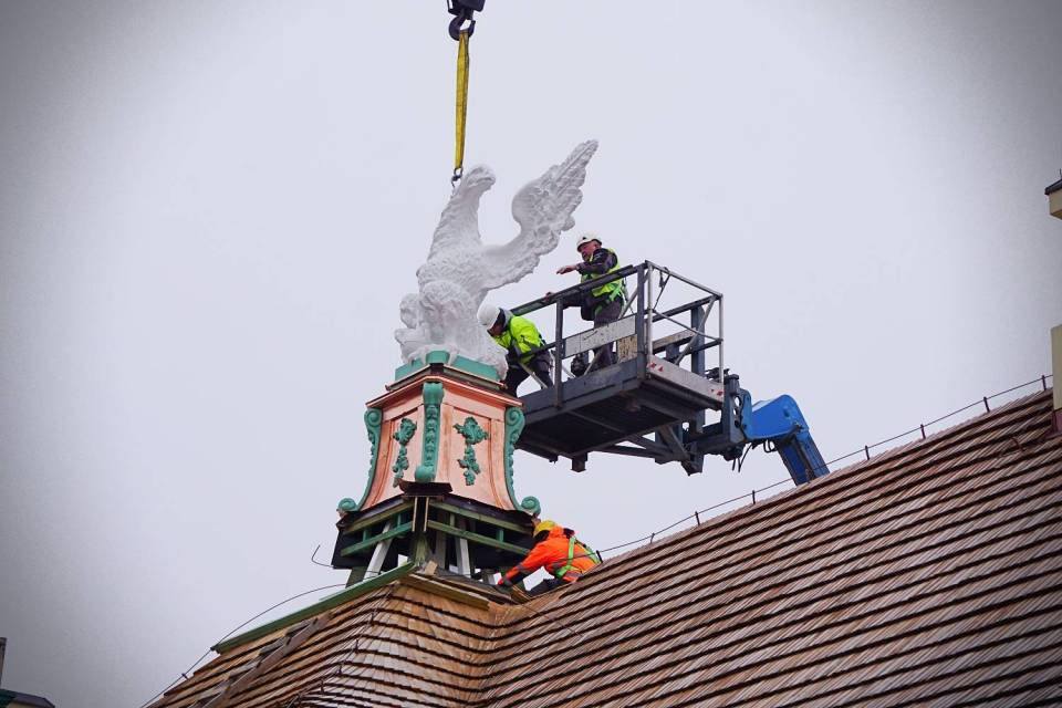 Orzeł na dachu Pałacu Saskiego w Kutnie. "Wpisał się w tradycję mieszkańców"