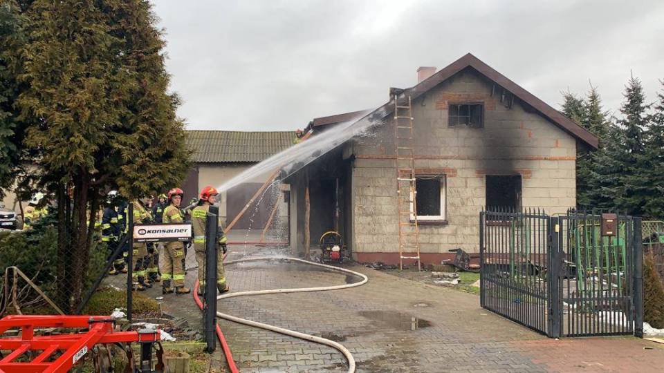 Pożar domu w Kołacinie, w akcji kilka zastępów strażaków. Mężczyzna z poparzeniami trafił do szpitala