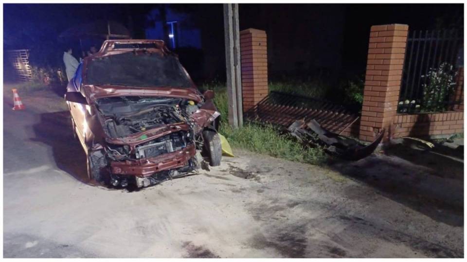 Gmina Dobroń: Kierowca wypadł z drogi, zdewastował płot i samochód. Mężczyzna trafił do szpitala
