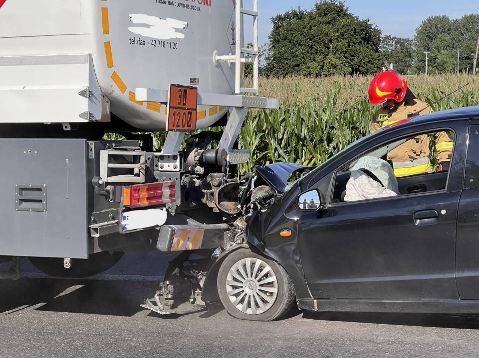 Wypadek na trasie między Topolą Królewską a Łęczycą. Samochód osobowy uderzył w ciężarowy przewożący paliwo