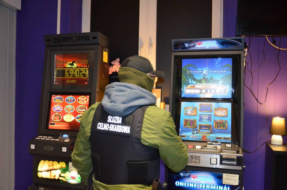 KAS rozbiła nielegalny hazard w Łęczycy. Zabezpieczono kilkadziesiąt maszyn do gier
