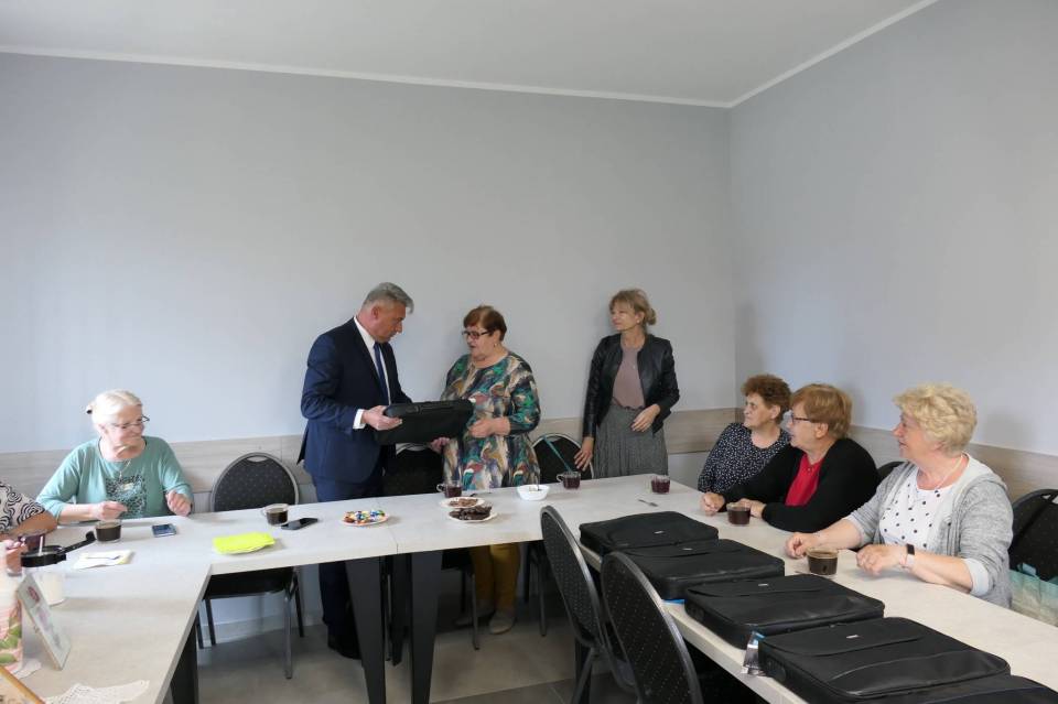 Seniorzy z gminy Strzelce otrzymali komputery