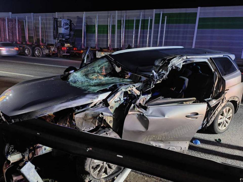 A1: Kierowca osobówki uderzył w pługopiaskarkę pracującą na autostradzie [Foto]