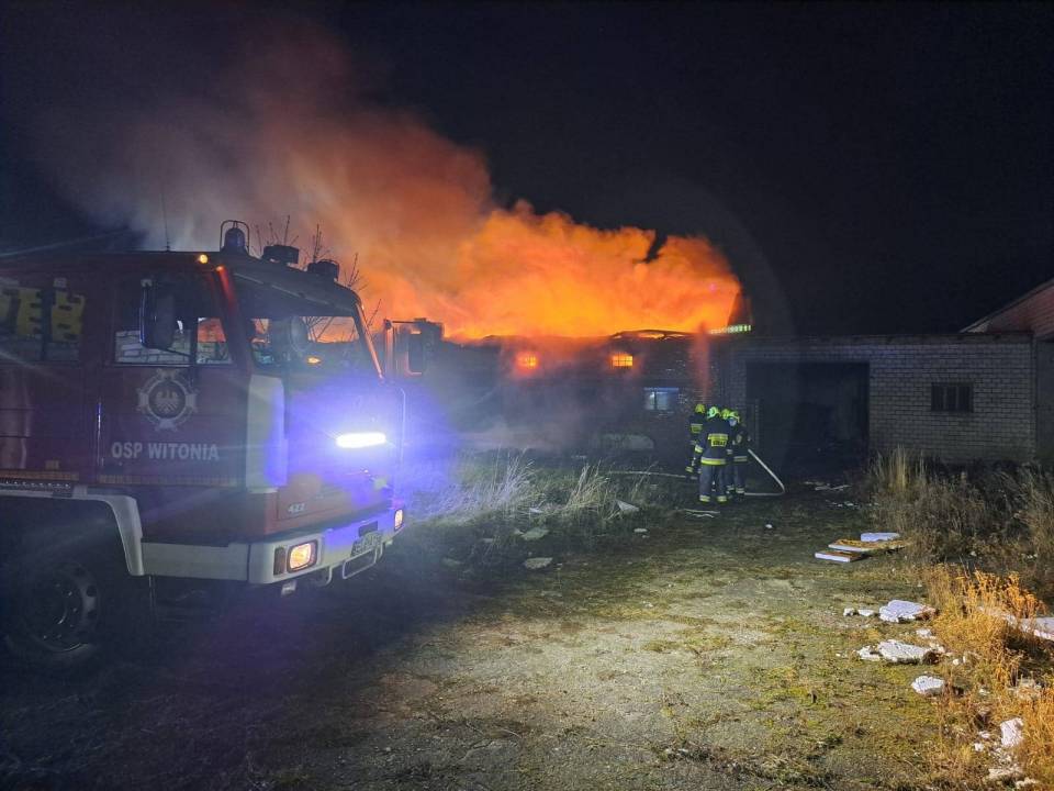 Duży pożar w gminie Witonia, w akcji osiem zastępów strażaków. Podczas akcji ranny został jeden z ratowników
