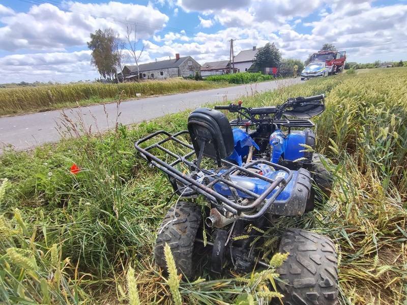 Poważny wypadek w powicie kutnowski. 13-letni kierowca quada trafił do szpitala