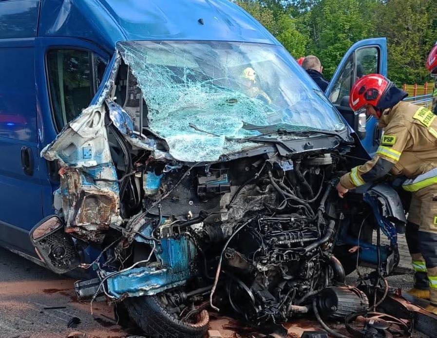 Sekundy od tragedii pod Rogowem. Lokomotywa staranowała dostawczaka na przejeździe kolejowym