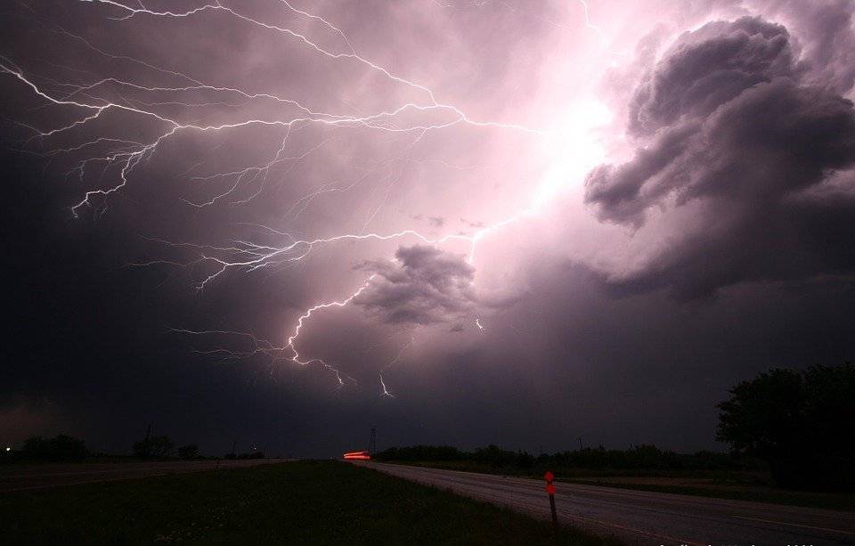 Meteorolodzy ostrzegają przed burzami z gradem i silnymi porywami wiatru. Wydano ostrzeżenie drugie stopnia