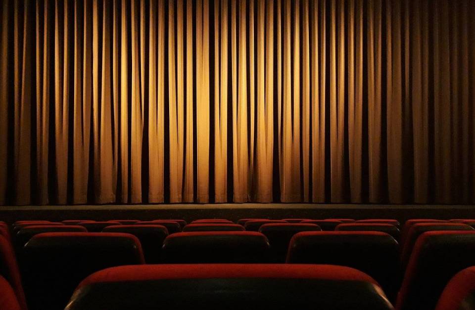 scena_teatr_kurtyna